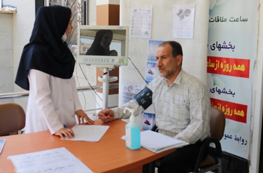 برپایی ایستگاه سنجش فشارخون مراجعین در بیمارستان شهدای گمنام